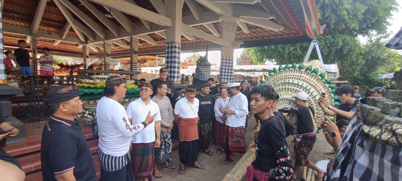 Pemasangan Penjor Di Pura Pangrebongan