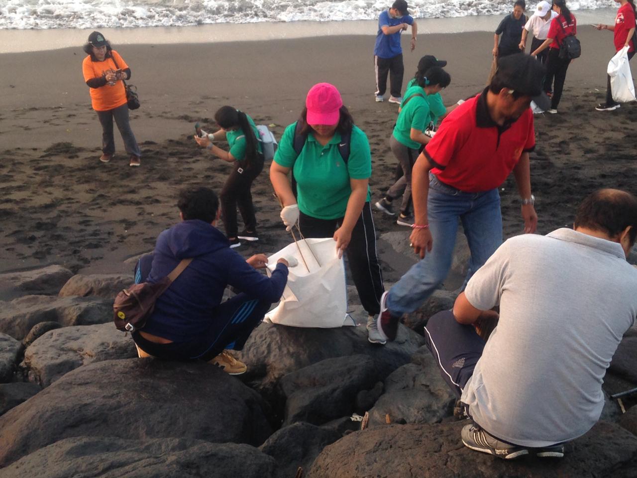Dentim Gelar Bali Resik Sampah Plastik di Pantai Padang Galak Bagikan