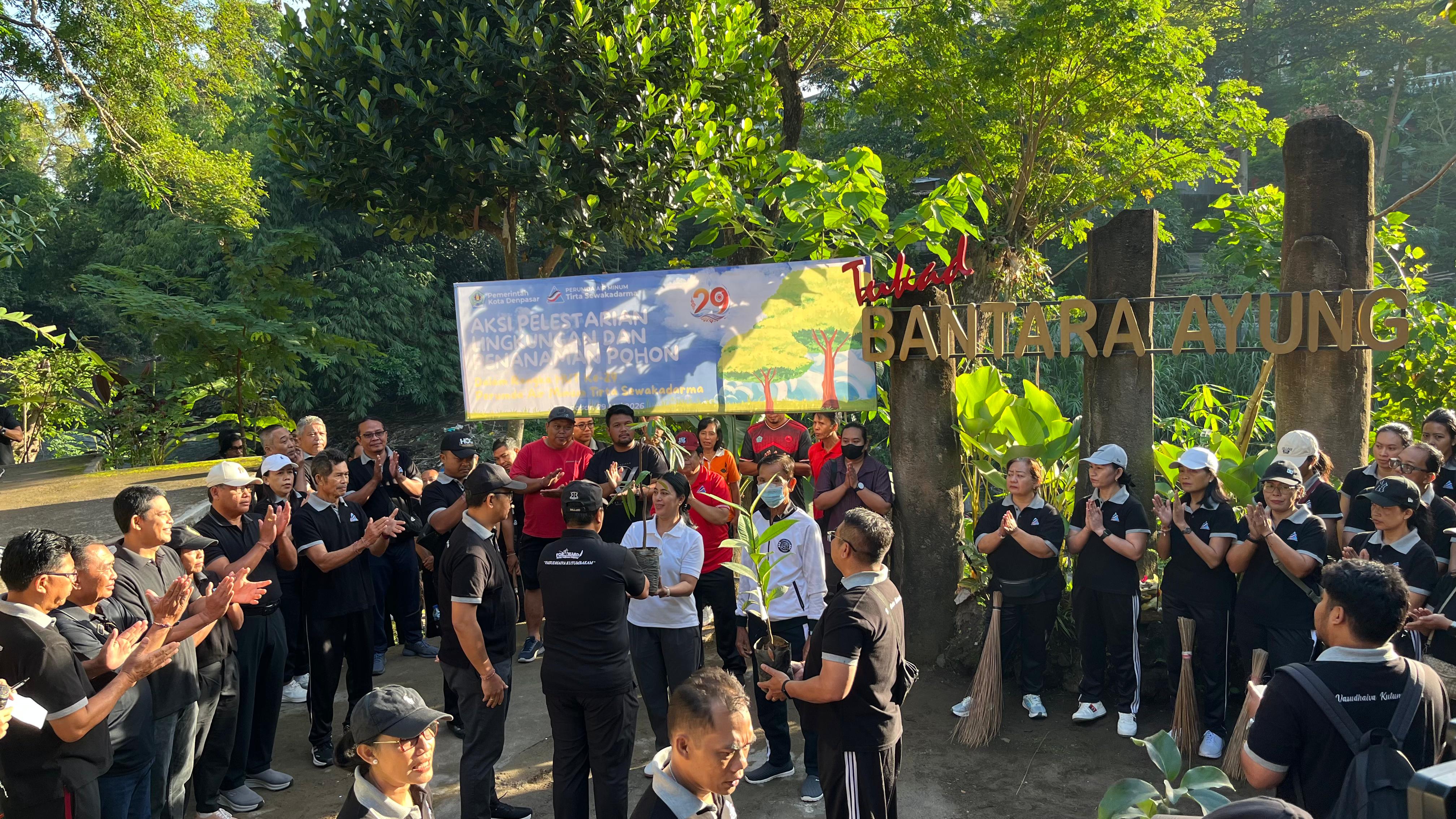AKSI PELESTARIAN LINGKUNGAN DAN PENANAMAN POHON 